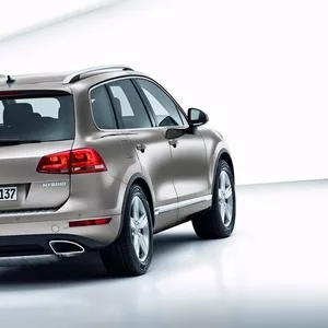 Для Volkswagen Touareg продольные алюминиевые рейлинги.