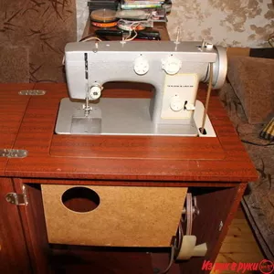 Швейная машина бытовая ножная в тумбе 